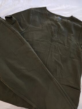 Mandala Dark Olive Green V-Neck Scrub Set M-top, M-petite Bottoms